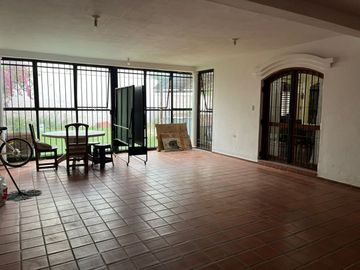 VENTA CASA 3 DORM Y ESCRITORIO NUEVO POETA C/PILET