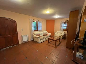 VENTA CASA 3 DORM Y ESCRITORIO NUEVO POETA C/PILET