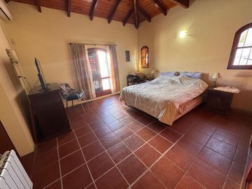 VENTA CASA 3 DORM Y ESCRITORIO NUEVO POETA C/PILET
