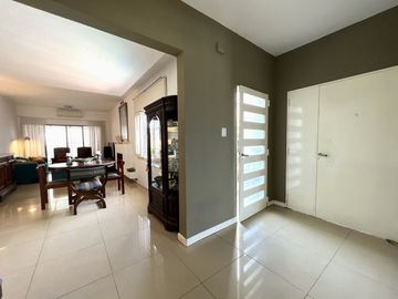 VENTA CASA 3 DORMITORIOS COCHERA PILETA V CABRERA