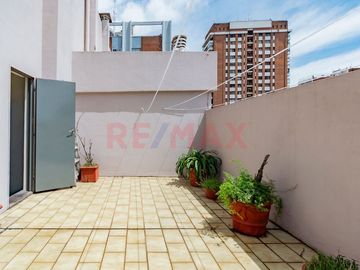 VENTA- depto con balcón corrido y patio propio