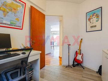 VENTA DEPTO 4 AMB + ESCRITORIO EN CABALLITO, COCH.