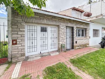 VENTA PH 2 AMBIENTES + COCHERA+PATIO, REFACCIONADO