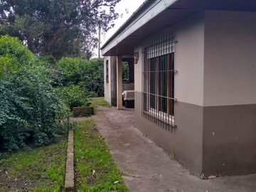 Venta Casa 3 amb. con parque de 3.000 m² y quincho