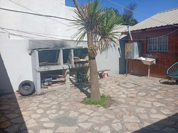 VENTA CASA MAS DOS  DEPARTAMENTOS  PUNTA MOGOTES