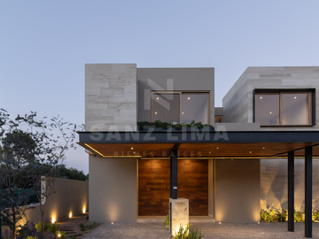 Altozano: Residencia con arquitectura de autor y alberca privada