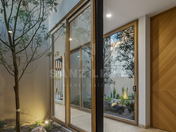 Altozano: Residencia con arquitectura de autor y alberca privada