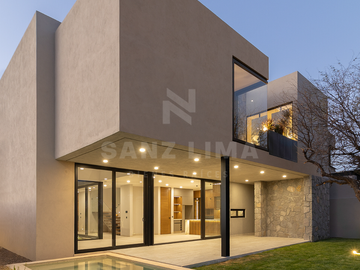 Altozano: Residencia de lujo con estilo contemporaneo