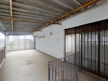 2 AMB C/TERRAZA PROPIA en Av. Rivadavia y Varela