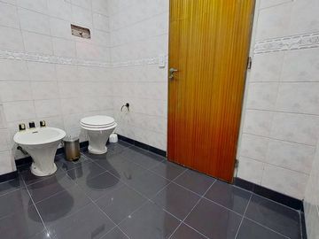 RAMOS MEJIA VENTA CASA 6 AMB PILETA EXC ESTADO