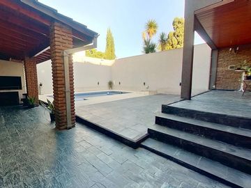 RAMOS MEJIA VENTA CASA 6 AMB PILETA EXC ESTADO