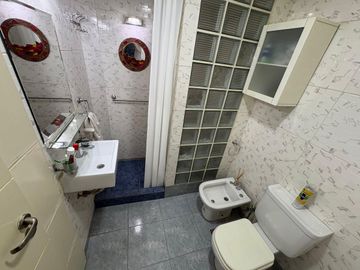 VENTA. CABALLITO 2 AMB (80 m2), LAV, BALCÓN AL FR