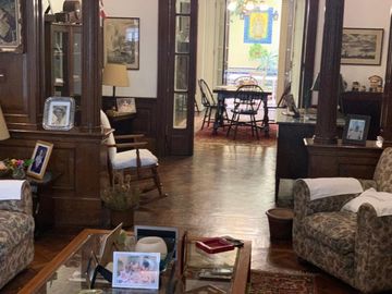 CASA 7 AMBIENTES -COCHERA-ASCENSOR UNIPERSONAL-