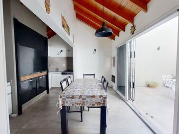VENTA CASA PARQUE CHACABUCO COCHERA QUINCHO 4 AMB