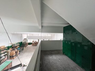 DEPÓSITO EN PARQUE CHACABUCO 320 m² EN DOS PLANTAS