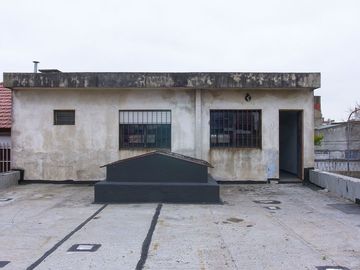 DEPÓSITO EN PARQUE CHACABUCO 320 m² EN DOS PLANTAS
