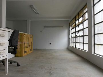 DEPÓSITO EN PARQUE CHACABUCO 320 m² EN DOS PLANTAS
