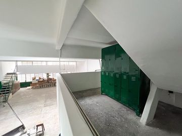 DEPÓSITO EN PARQUE CHACABUCO 320 m² EN DOS PLANTAS