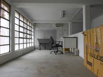 DEPÓSITO EN PARQUE CHACABUCO 320 m² EN DOS PLANTAS