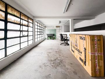 DEPÓSITO EN PARQUE CHACABUCO 320 m² EN DOS PLANTAS