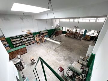DEPÓSITO EN PARQUE CHACABUCO 320 m² EN DOS PLANTAS