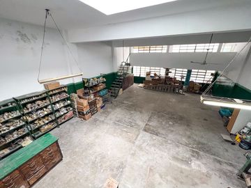 DEPÓSITO EN PARQUE CHACABUCO 320 m² EN DOS PLANTAS
