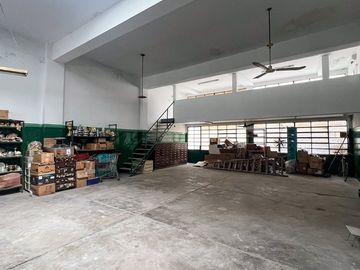 DEPÓSITO EN PARQUE CHACABUCO 320 m² EN DOS PLANTAS