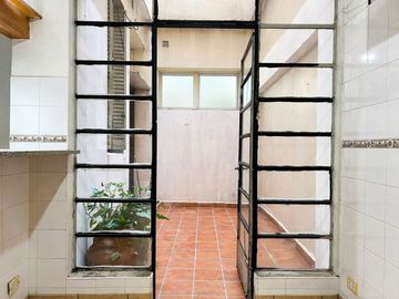 VENTA DEPTO 3 AMB CON ESCRITORIO COCHERA Y PATIO