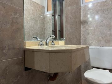 VENTA DEPTO 3 AMB CON ESCRITORIO COCHERA Y PATIO