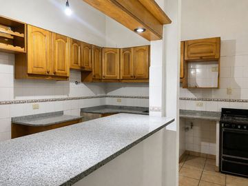 VENTA DEPTO 3 AMB CON ESCRITORIO COCHERA Y PATIO