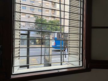VENTA DEPTO 3 AMB CON ESCRITORIO COCHERA Y PATIO