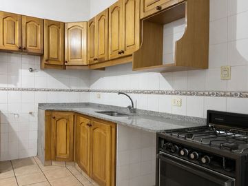 VENTA DEPTO 3 AMB CON ESCRITORIO COCHERA Y PATIO