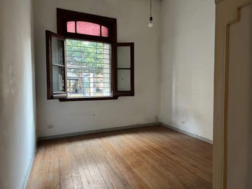 VENTA DEPTO 3 AMB CON ESCRITORIO COCHERA Y PATIO