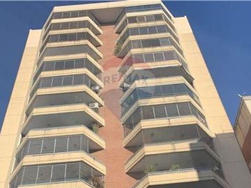 3 AMBIENTES CON DEPENDENCIA- COCHERA- GRAN BALCÓN-