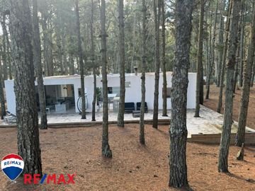 Venta de casa minimalista en Barrio Bosques