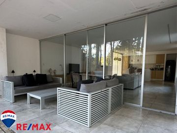 Venta de casa minimalista en Barrio Bosques