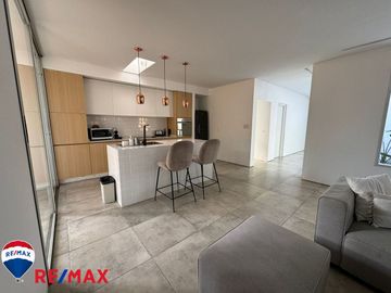 Venta de casa minimalista en Barrio Bosques