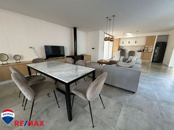 Venta de casa minimalista en Barrio Bosques
