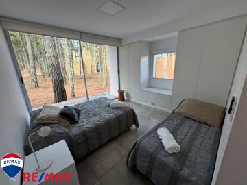 Venta de casa minimalista en Barrio Bosques