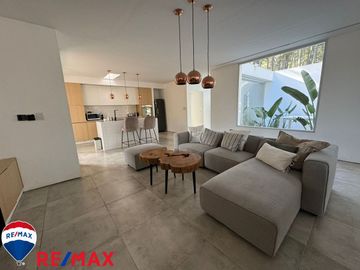 Venta de casa minimalista en Barrio Bosques