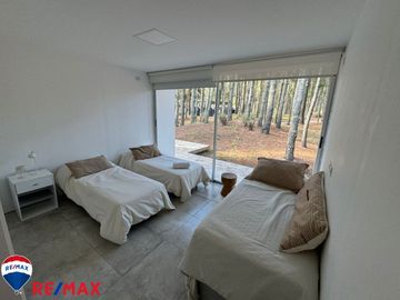 Venta de casa minimalista en Barrio Bosques