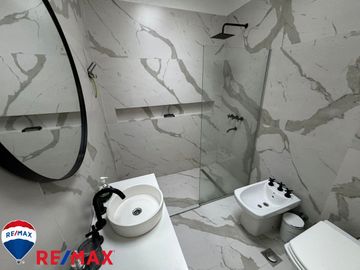 Venta de casa minimalista en Barrio Bosques