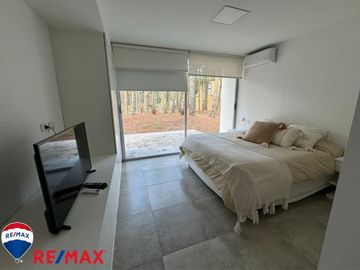 Venta de casa minimalista en Barrio Bosques