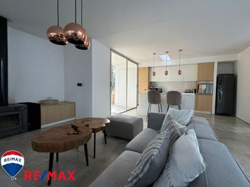 Venta de casa minimalista en Barrio Bosques