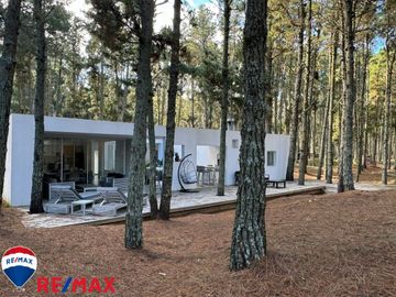 Venta de casa minimalista en Barrio Bosques