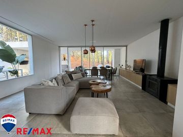 Venta de casa minimalista en Barrio Bosques
