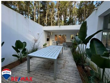 Venta de casa minimalista en Barrio Bosques