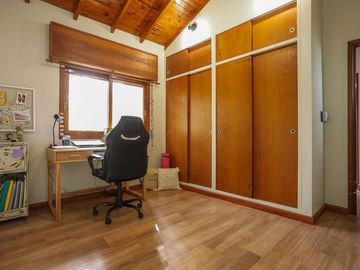 VENTA CASA 4 AMBIENTES C/ JARDIN Y COCH CARAPACHAY