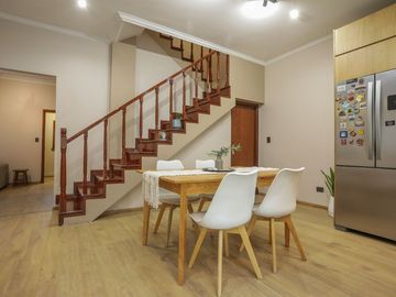 VENTA CASA 4 AMBIENTES C/ JARDIN Y COCH CARAPACHAY