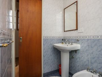 VENTA CASA 4 AMBIENTES C/ JARDIN Y COCH CARAPACHAY
